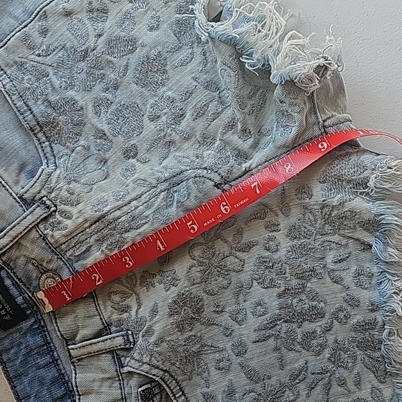 Aeropostale Embroidered Design Denim Shorts - Picture 7 of 8